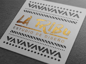 Tarjeta de visita con stamping en oro y una forma troquelada tribal en HD