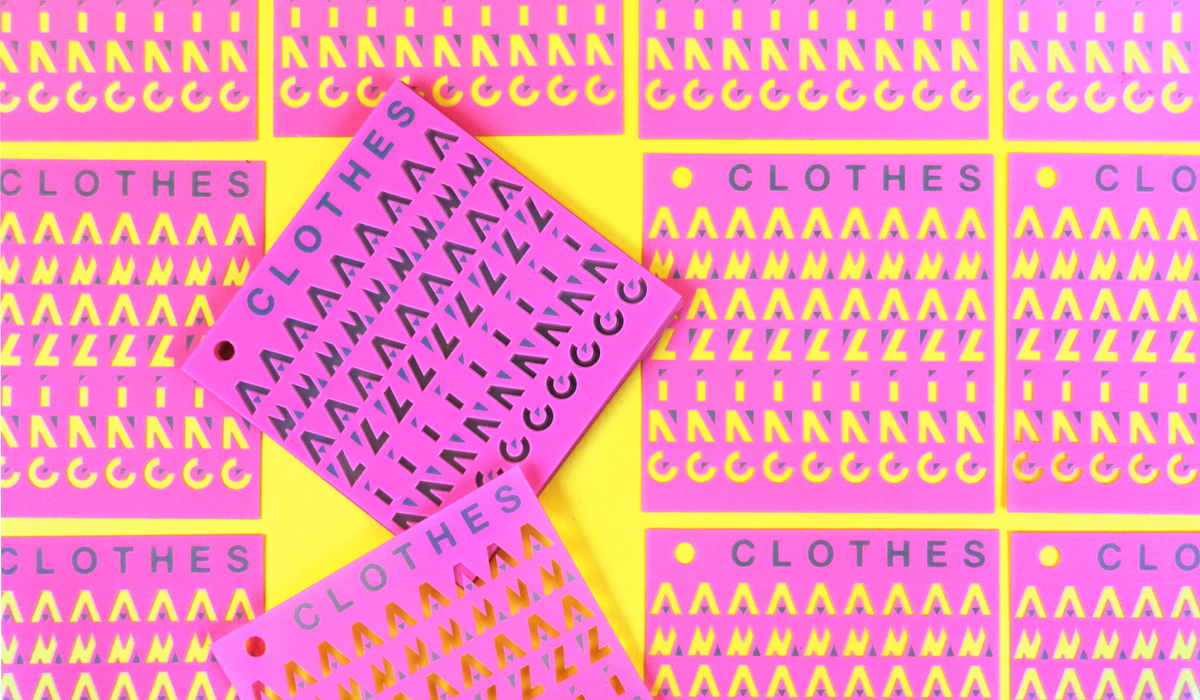 Etiqueta colgante impresa con tinta rosa flúor sobre poliéster transparente.