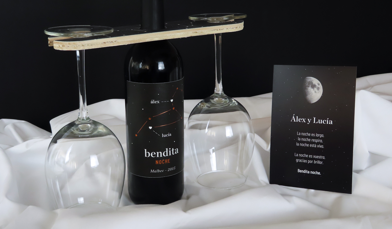 kit de bienvenida al hotel con etiqueta de vino personalizada, soporte de copas de vino y tarjeta de San Valentín personalizada